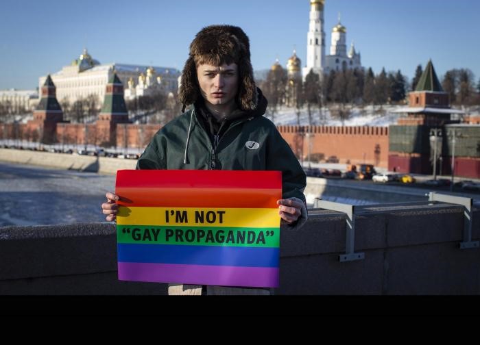 Russian Blogger Zhenya Svetski Stands With A Sign Reading ‘im Not “gay Propaganda” In Moscow 3260